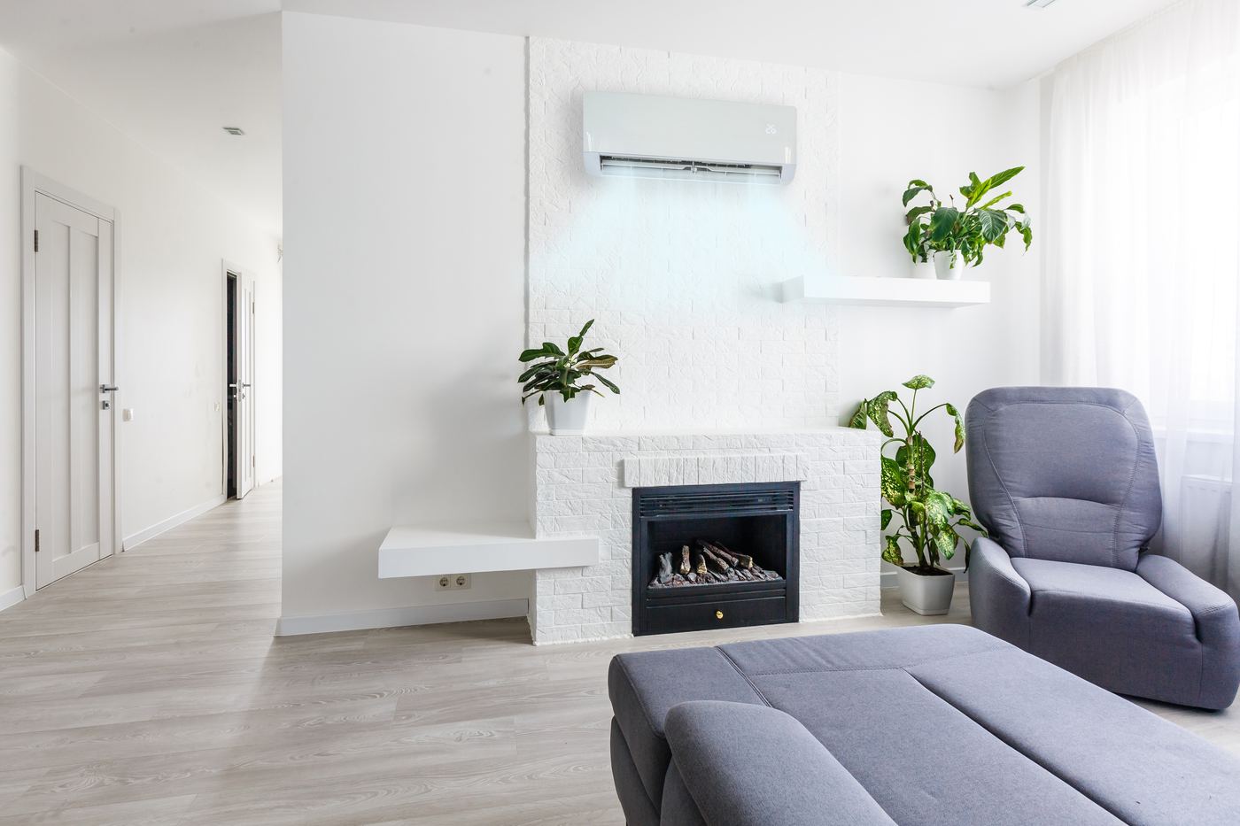 Helles Wohnzimmer mit montierter Klimaanlage